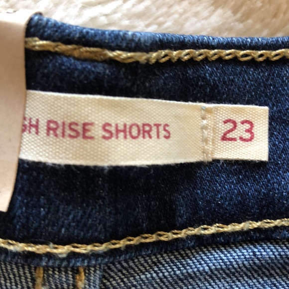 Levi Shorts - Picture 3 of 3